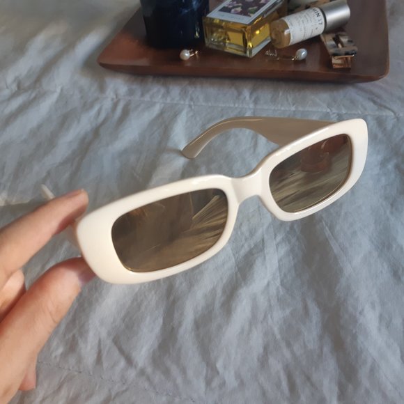 FREE with purchase - AEO White Sunglasses - Picture 3 of 3